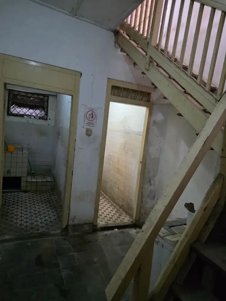 Di butubkan sepasanvg tukang bangunan dan kuli