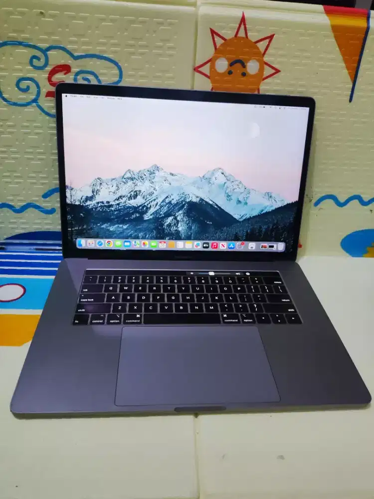 Laptop Murah MacBook Pro Retina 15in 2019 TouchBar core i7 16/256gb