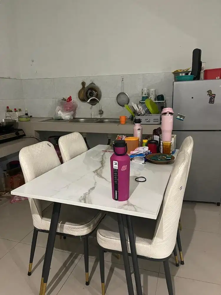 Meja Makan dan 4 kursi