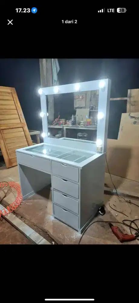 Meja rias bahan kayu