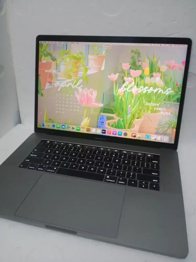 Laptop Murah MacBook Pro Retina 15in 2016 TouchBar core i7 16/SSD 512