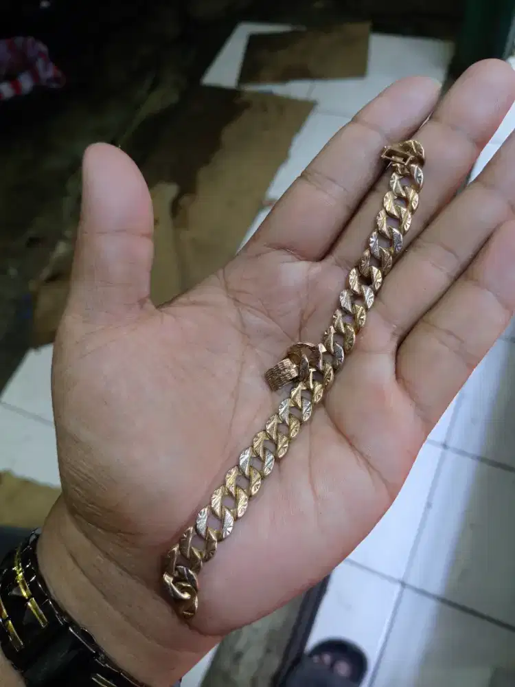 YANG MAU JUAL EMAS, KITA BELI HARGA PASARAN YA KAK