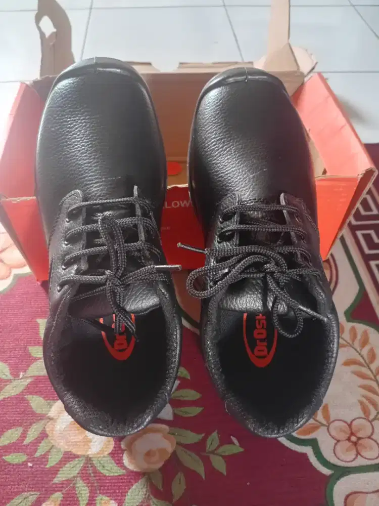 Dijual sepatu original dr osha no. 41  kondisi baru