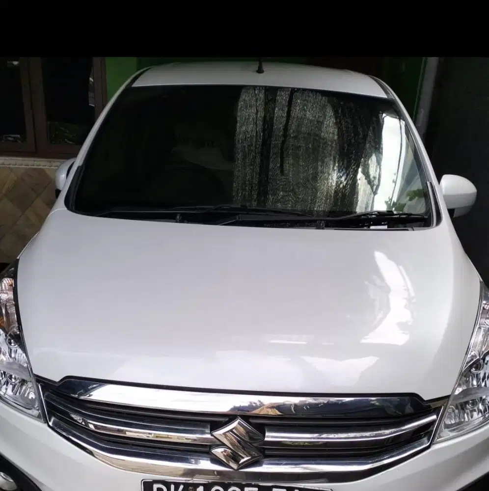 Mobil putih ertiga di kuta selatan