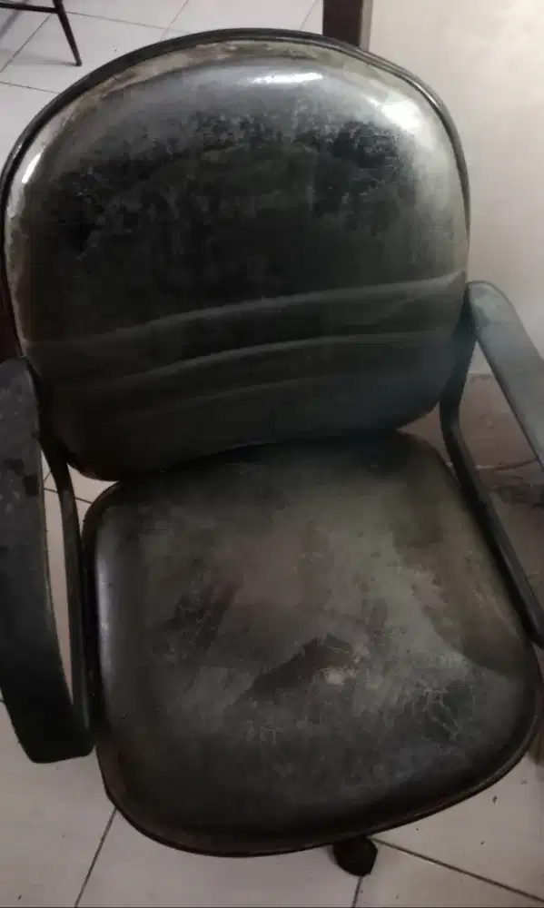 Kursi Kantor level Manager masih plastikan.