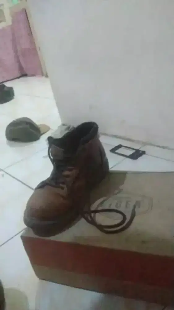 Sepatu eiger original