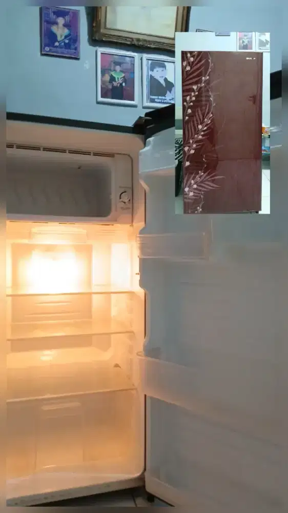 kulkas Sharp 1 pintu merah