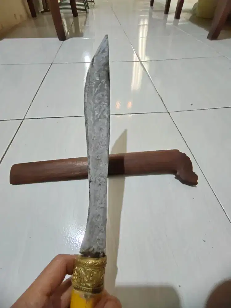 Di Maharkan badik pusaka tua