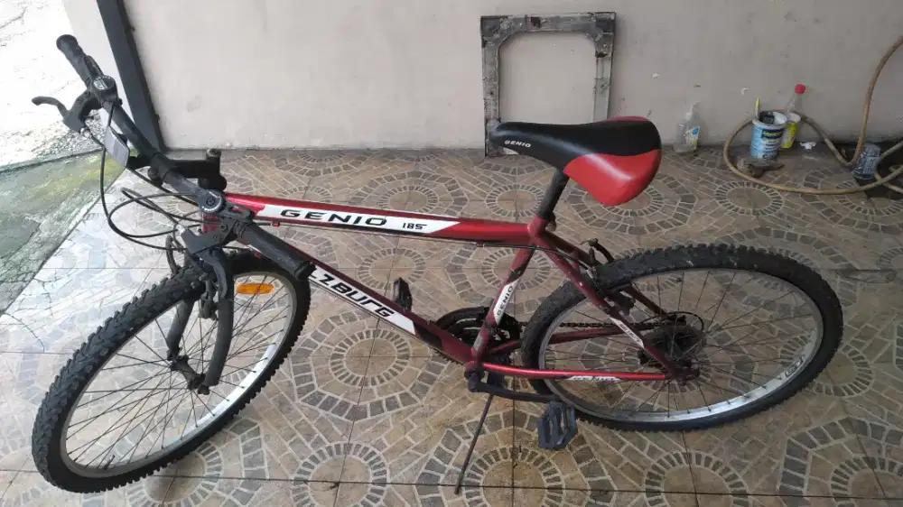Dijual sepeda merk genio merah