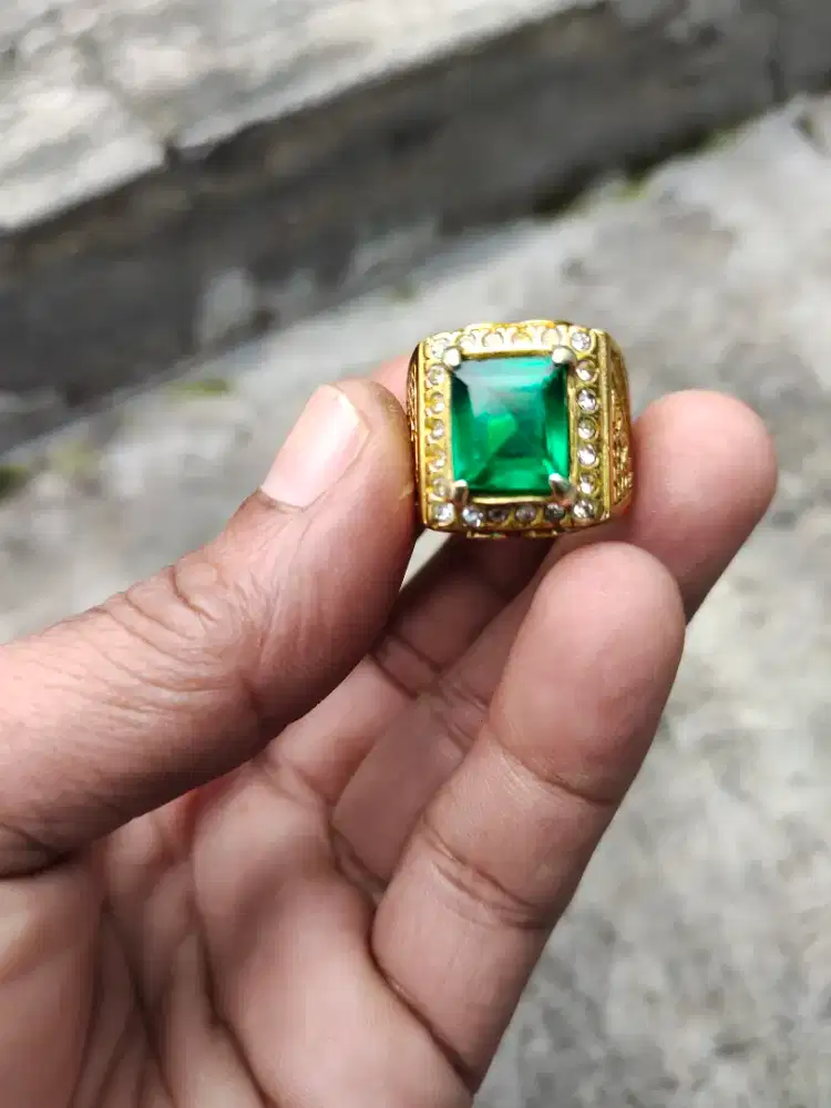 Cincin batu permata zamrud