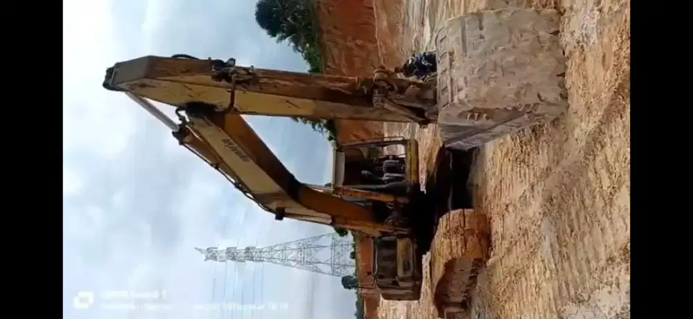 Excavator Komatsu PC 200 strip 6 patria