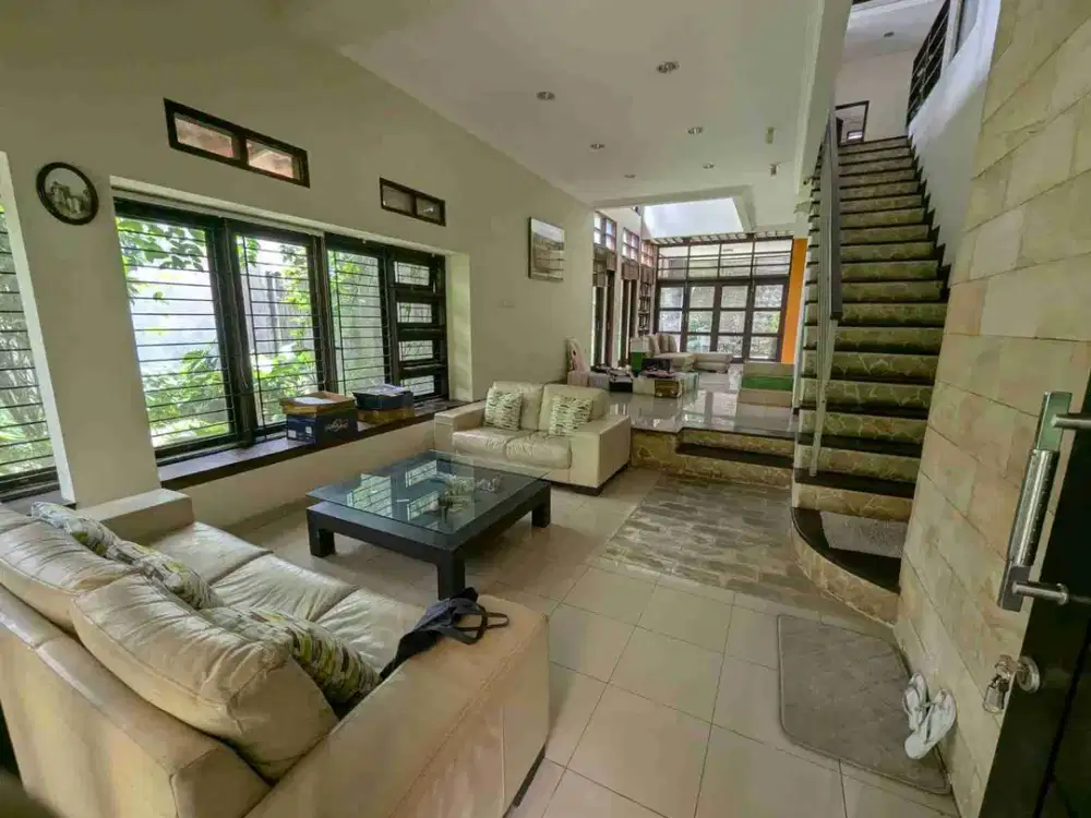 Rumah shm 2 lantai depan taman komplek lokasi dekat ke akses tol jagorawi dan halte bus feeder transjakarta.