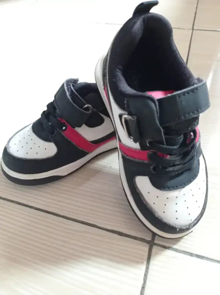 Sepatu anak laki laki