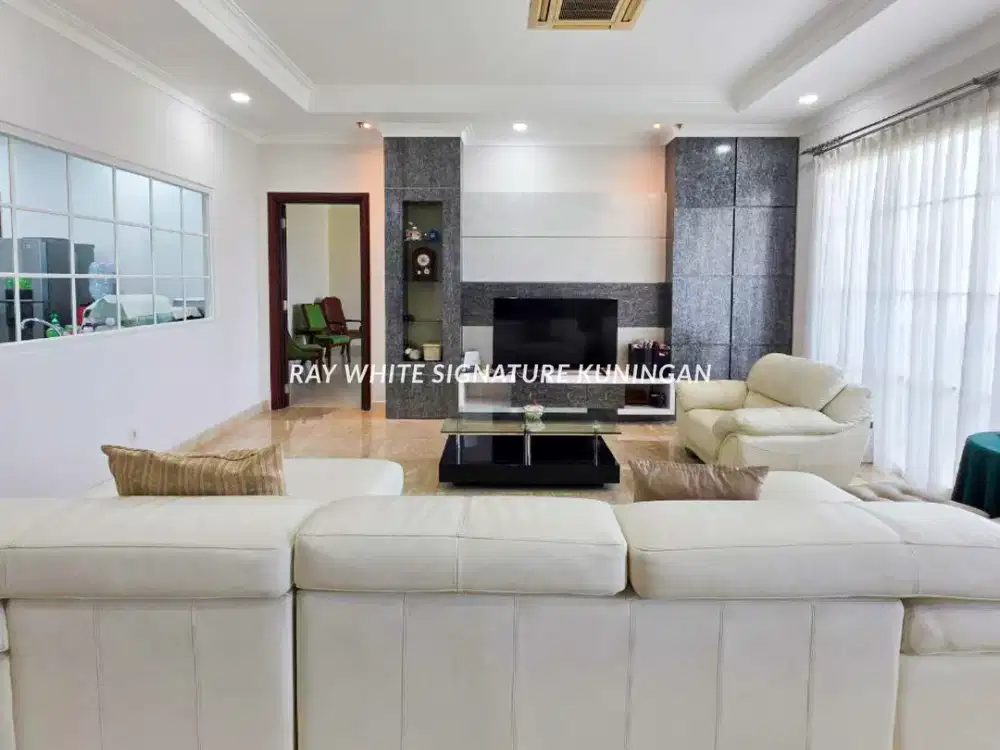 Unit 4BR Apartemen Belleza dengan lokasi strategis
