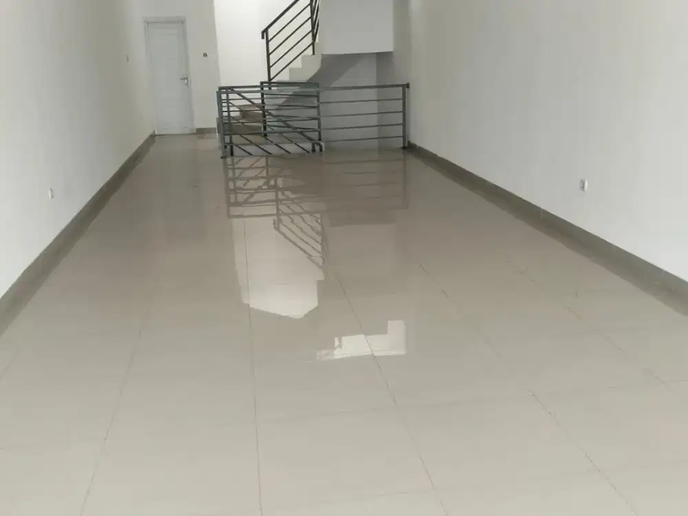 RUKO BARU 2,5 LANTAI LOKASI RAMAI DEKAT SEKOLAHAN, PASAR DI MAINROAD HOLIS BANDUNG