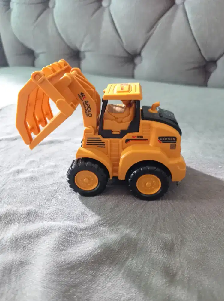 Mainan mobil anak capit