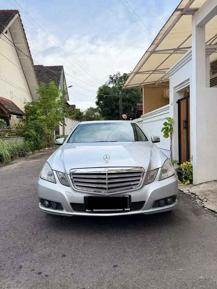 DIJUAL E200 Mercedes-Benz E200 2011 – Silver