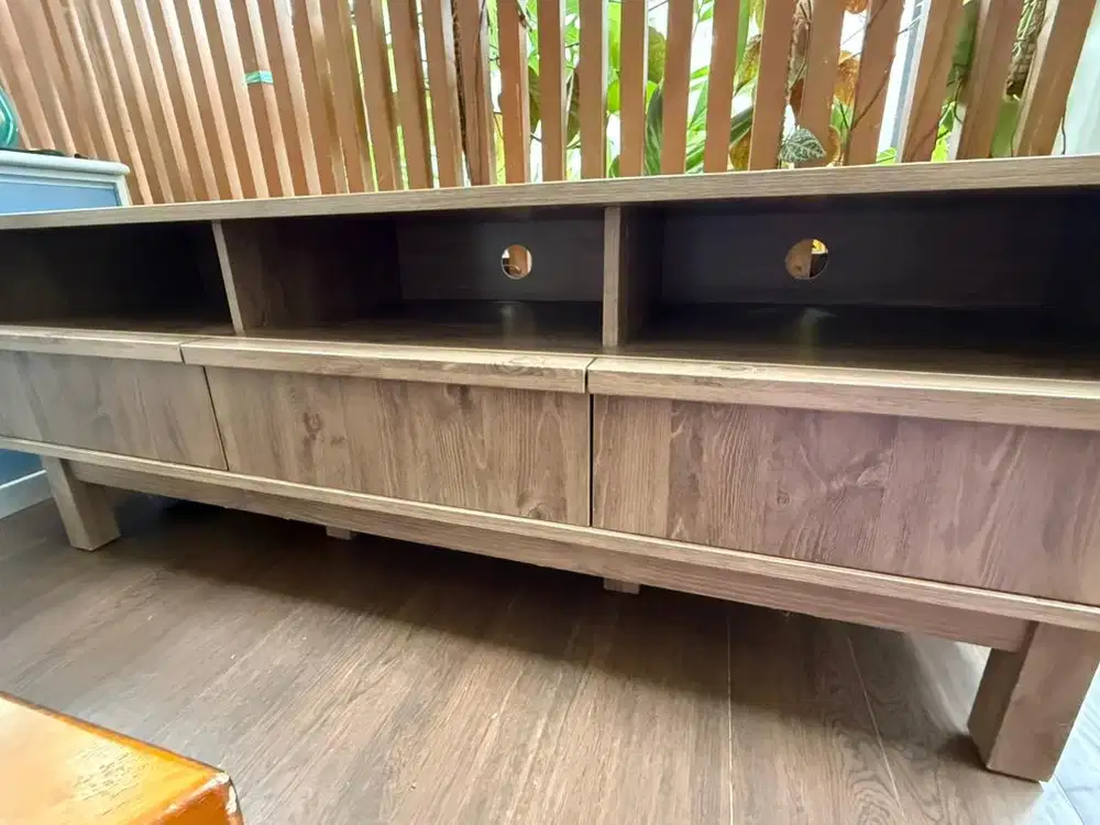 Meja TV jual murah kondisi sangat bagus