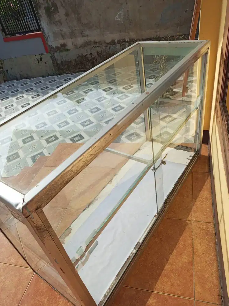Etalase kaca size (200 x 100)cm, 4 tingkat rak: masih kokoh