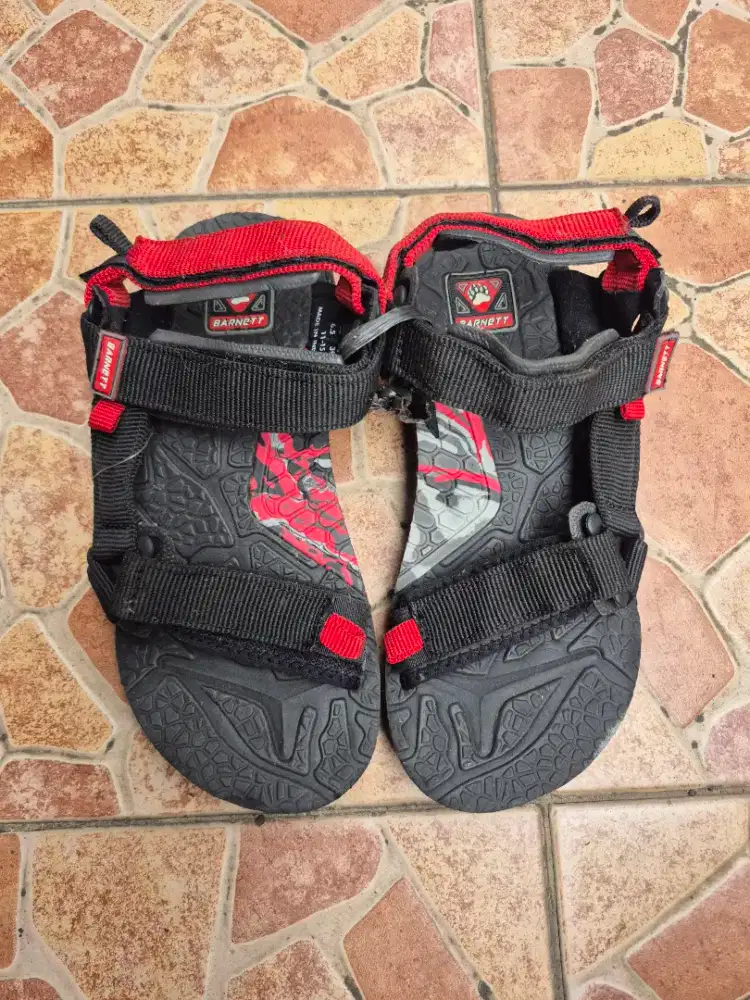 Sepatu Sandal Tali Pria Merek Barnett Warna Hitam Merah Ukuran 39