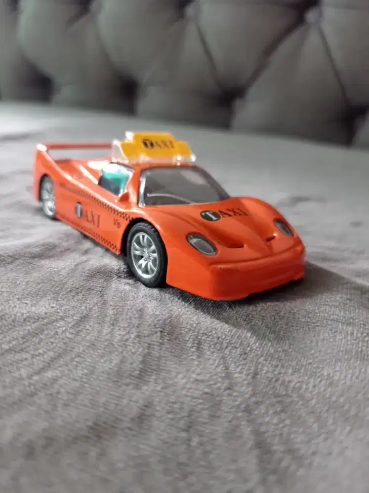 Mainan die cast taxi