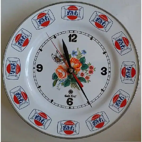 Antik jam dinding enamel tebal dari suatu minuman FESTA