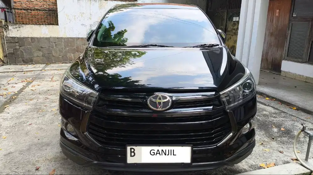 Dijual Toyota Innova Venturer 2.4AT Hitam 2017