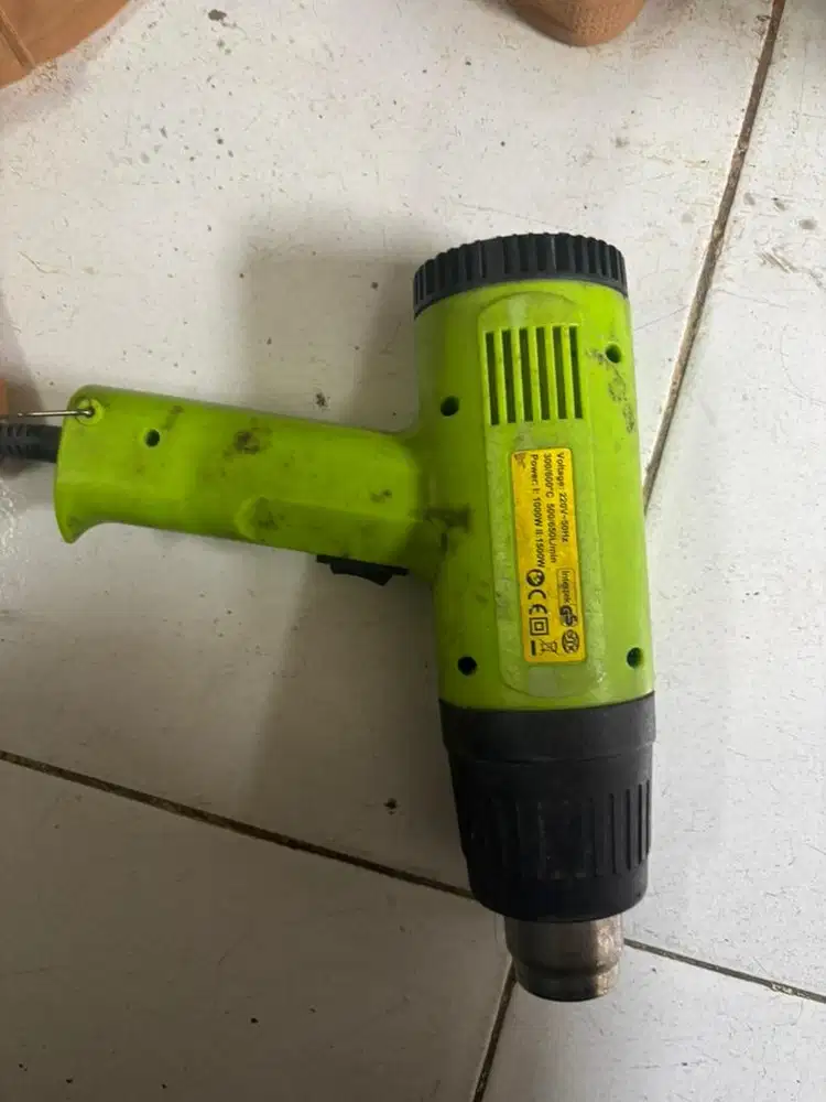Free Headdryer untuk memanaskan perekat atau lem