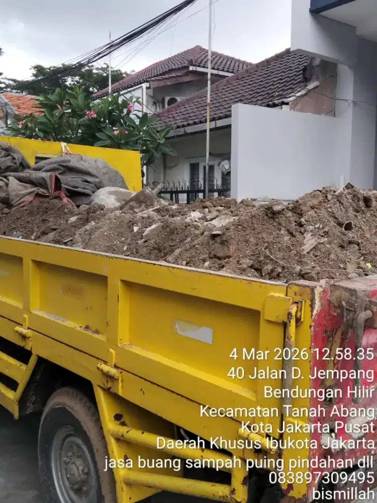 Jasa angkutan puing dan buang sampah