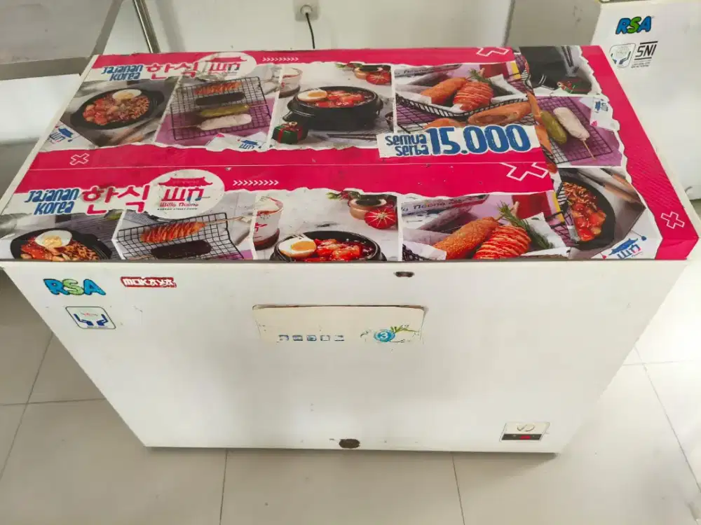 Dijual freezer rumahan kondisi normal dan siap pakai.