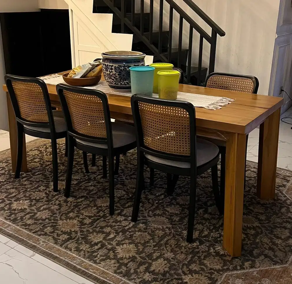 Meja kayu saja tanpa kursi