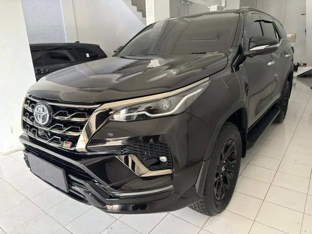 Fortuner 2.8 GR Sport Diesel 2022 Hitam
