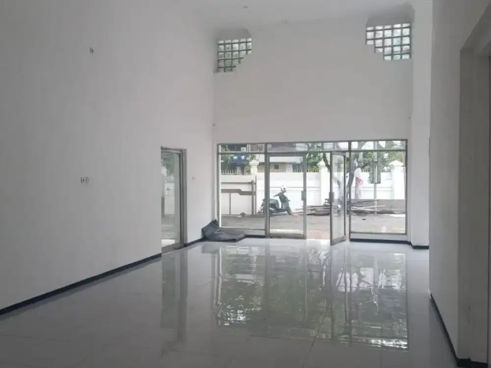 Rumah pusat kota strategis, cocok untuk Usaha / tempat tinggal / kantor di Raya Gubeng