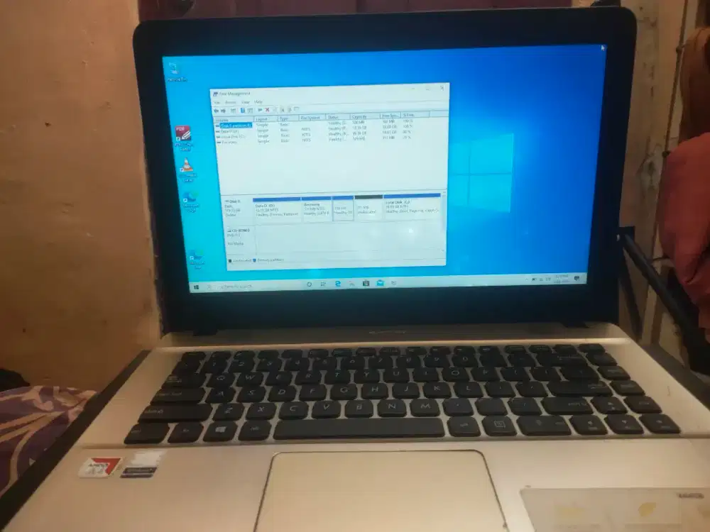 Laptop Asus X441 AMD4