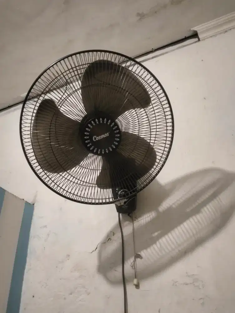 Kipas cosmos dinding hitam