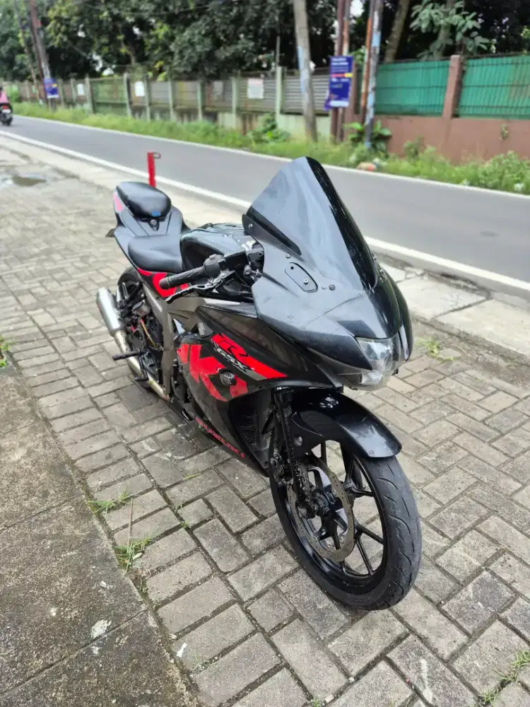 Dijual Suzuki GSX 150R tahun 2018 surat lengkap