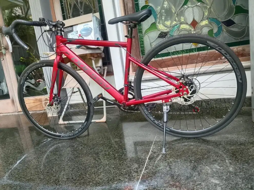 Odissey sepeda balap merah