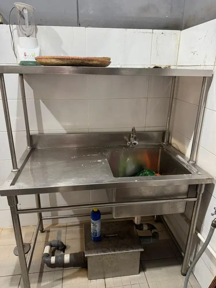 Meja stanlis kondisi kayak baru