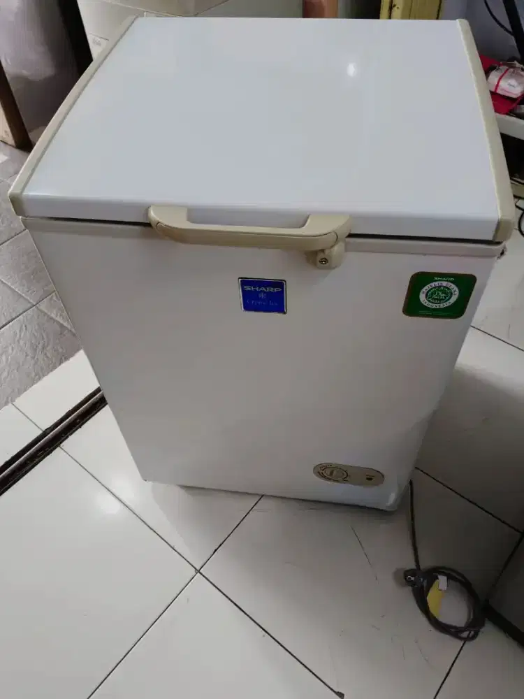 Frezer book sharp 150liter new minus kardus aja Rp 1.800.000