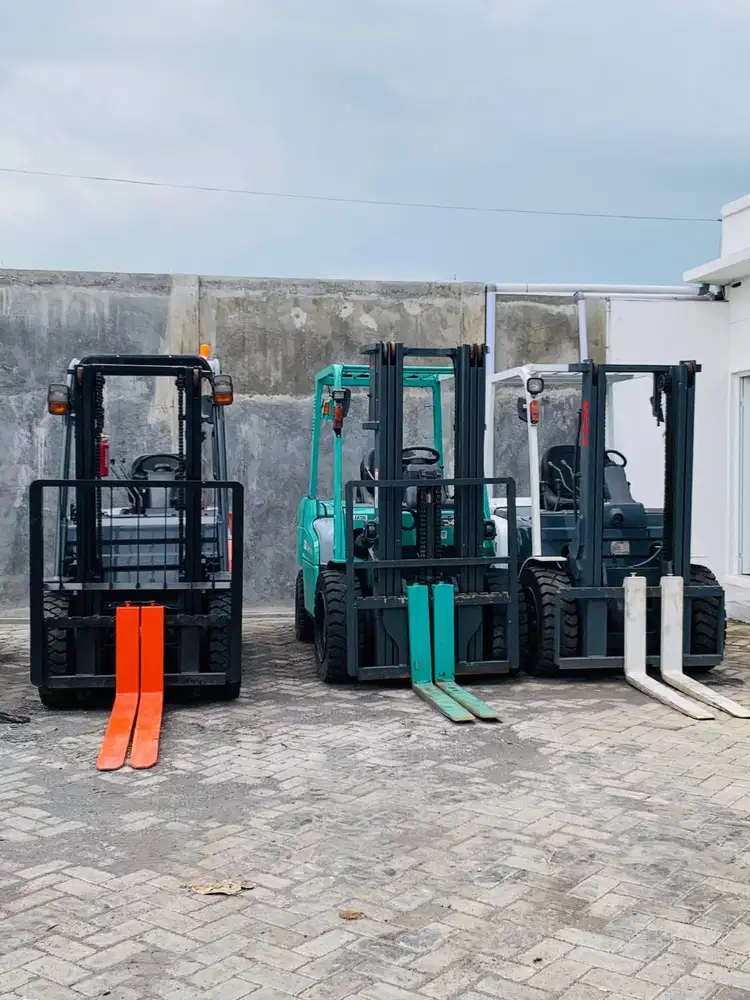 READY FORKLIFT BEKAS BERKUALITAS TAHUN MUDA BERGARANSI MESIN