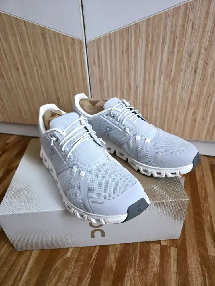 ON CLOUD 6  Glazier White Size 44 BNOB + Bonus