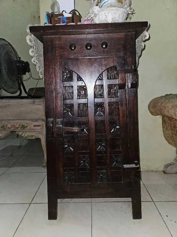 Lemari Koran/Buku Jati Antik - Ukiran Klasik & Unik (Edisi Pindahan)