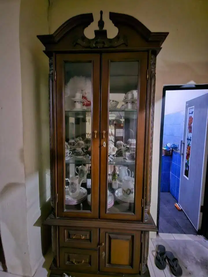 Lemari Hias / Pajangan Kaca Klasik - Mulus Edisi Pindahan
