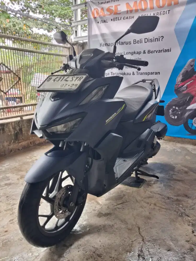 (B) Honda Vario 160 CBS ISS Tahun 2024