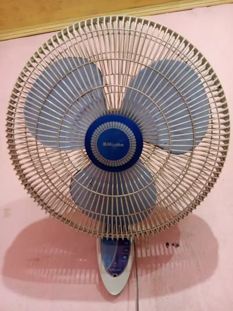 Di jual kipas anggin dinding  garansi masih jln 3 th motor murah aja