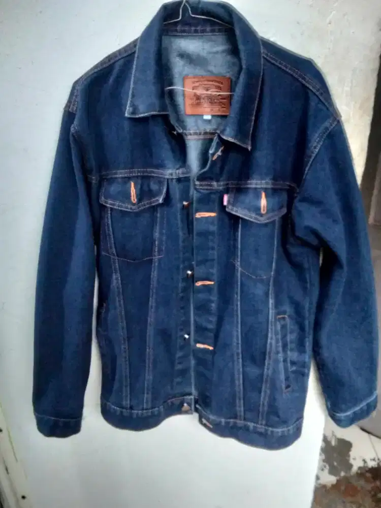 Jaket jeans ukuran L masih baru dan half ziffer