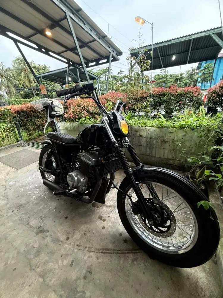 Benelli PE 250 Costum British Chopper