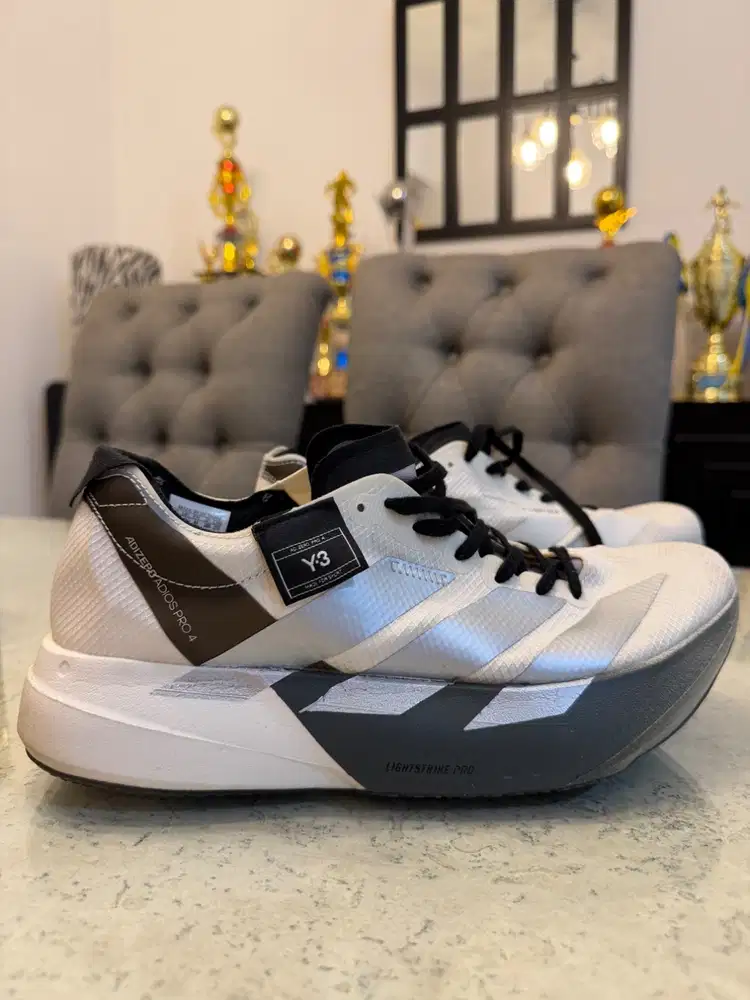 Sepatu adidas istimewa