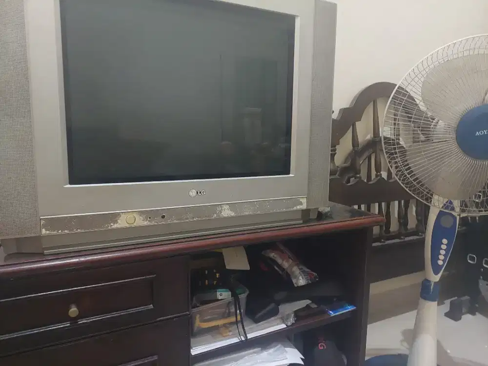 Tv dipan dan kipas angin