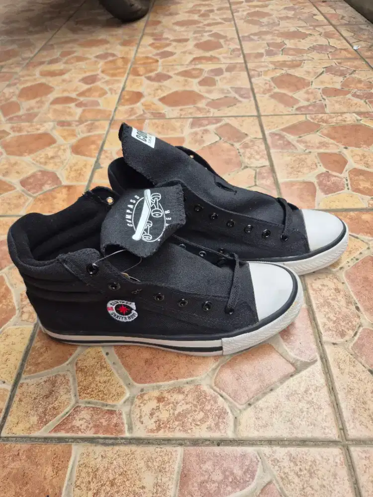 Sepatu Kets / Casual / Sekolah Compass Skater Boot Hitam Putih No 40